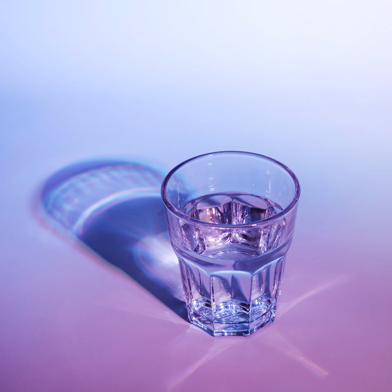 Glas helder gefilterd kraanwater uit een onder-aanrecht waterfilter