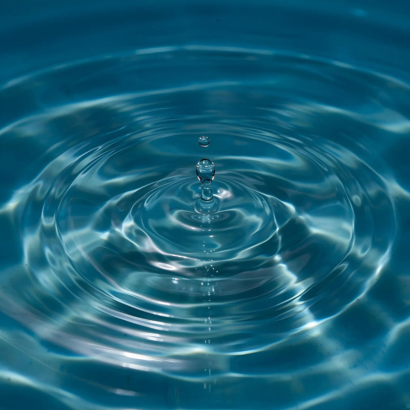 Waterdruppel in helder water, gefilterd door een NSF-gecertificeerde waterfilter